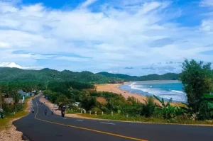 Pantai Soge, Pantai Pasir Putih dengan Berbagai Aktivitas Seru di Pacitan